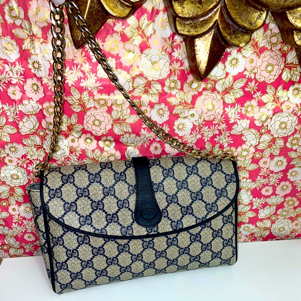 Pre-Owned Authentic Gucci shoulder bag.